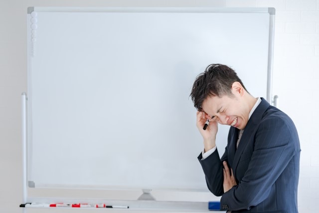アイディアが出ない男性の画像