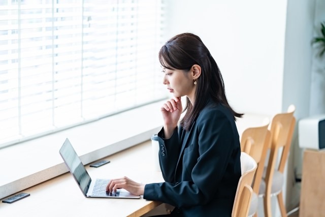 悩む女性の画像