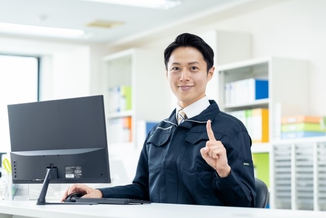 アドバイスする男性