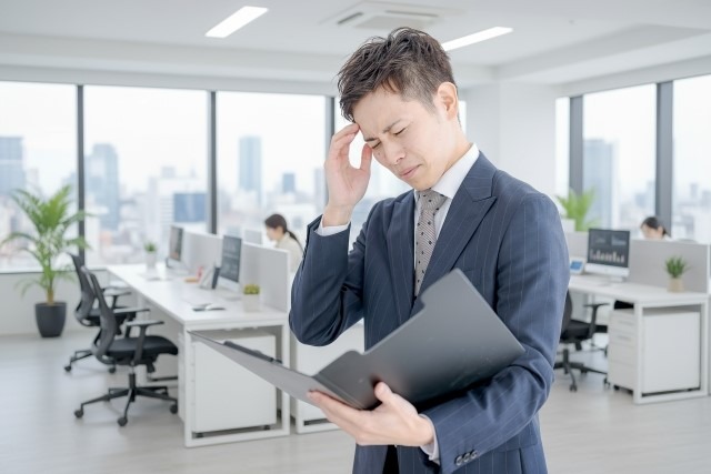 悩む男性の画像