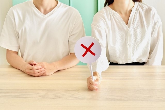 ×マークを示す女性の画像