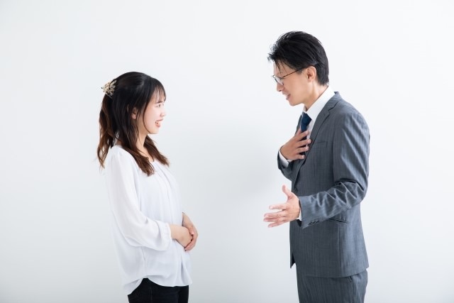 会話する男女の画像