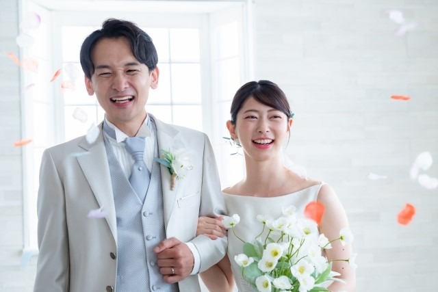 結婚する男女